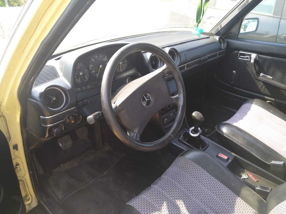 Mercedes w123 com documentos a trabalhar e a andar