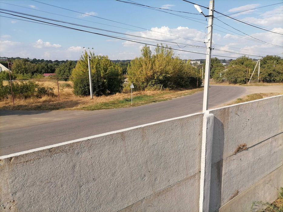 Продам житловий будинок з великою земельною ділянкою!