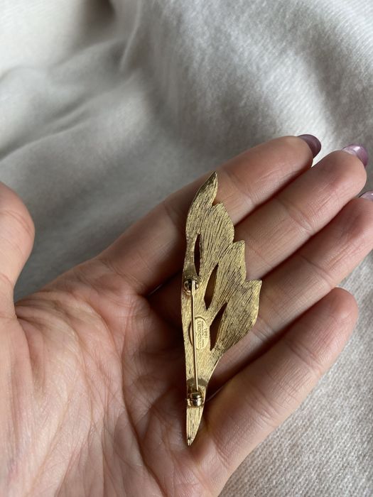 Vintage retro broszka Givenchy 1981 rok lilia z czarna emalia