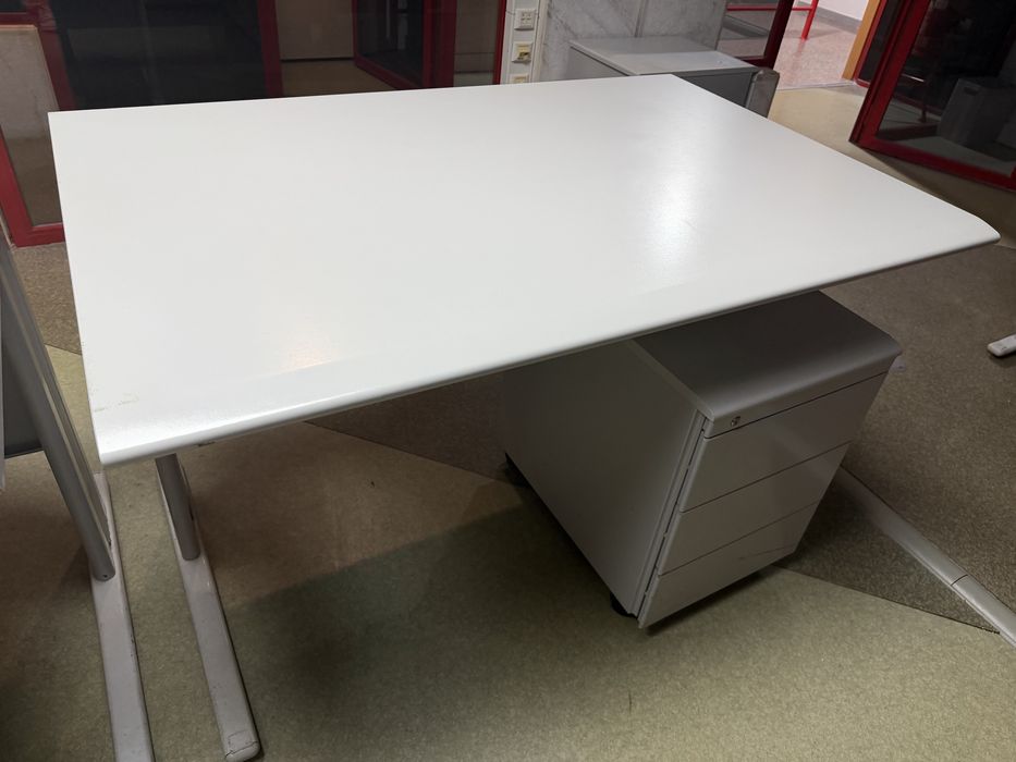 Conjunto de escritório: secretária + cadeira  + caixote do lixo