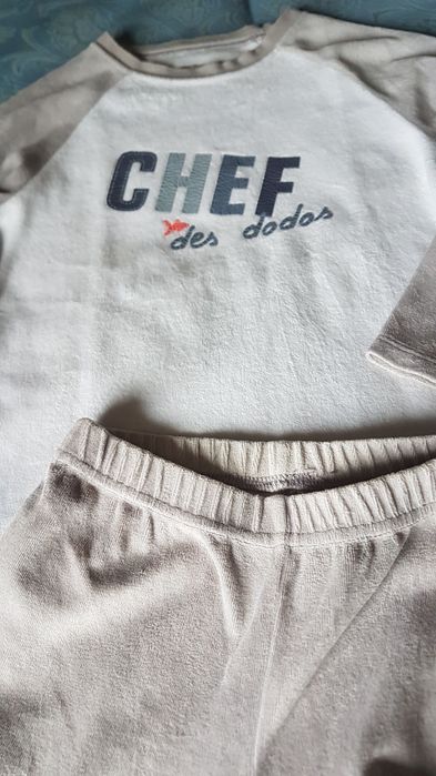 Pijama em turco cinzento claro, tamanho 4 anos.