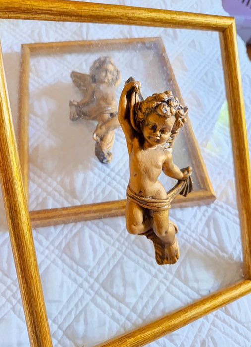 Par de quadros decorativos com Anjos dourados.