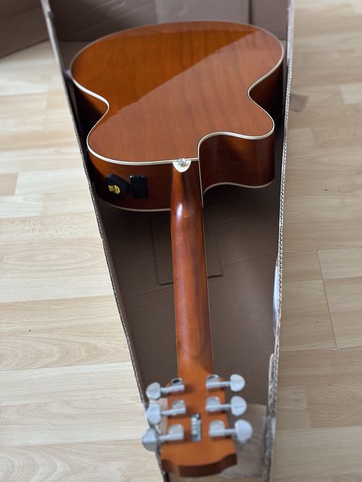 Sprzedam gitarę Yamaha CPX 600 elektroakustyk