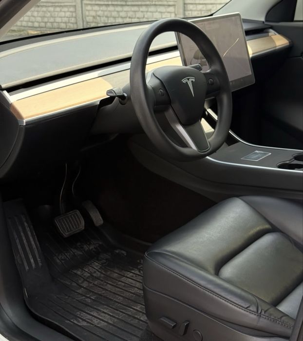 Tesla model Y 2020 рік