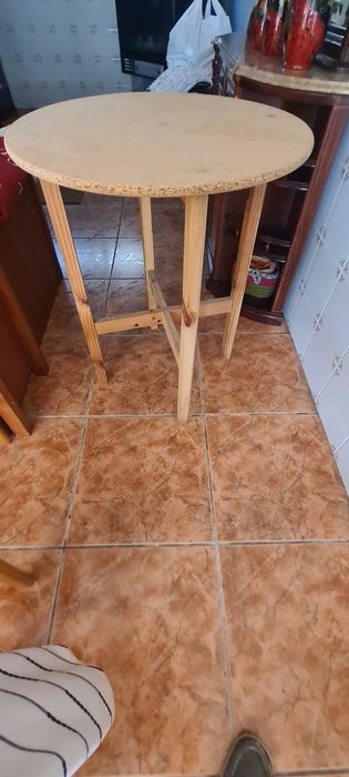 Mesa de apoio para quarto ou sala