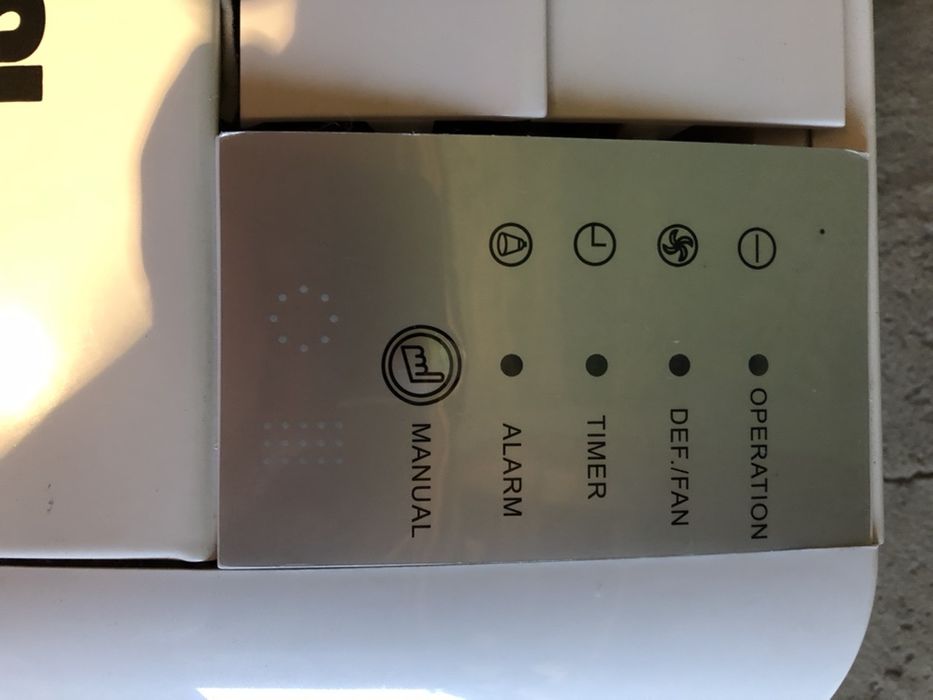 Кондиціонер Zanussi підлогово-стельвого типу.