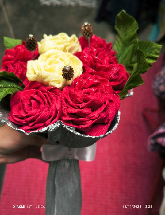 Flores e trabalhos em papel crepom