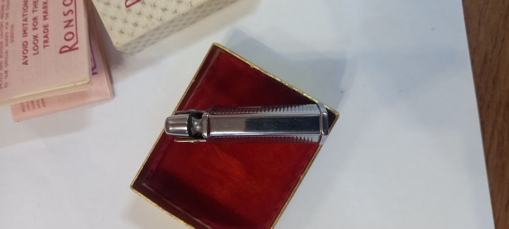 Зажигалка Ronson.