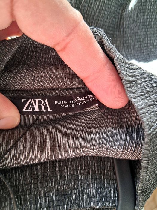 Calças justas,com top Zara.