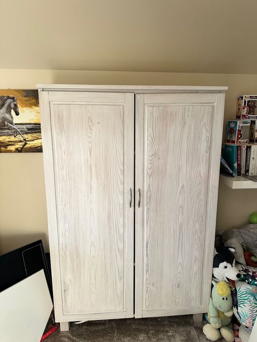 Komoda biała z półkami