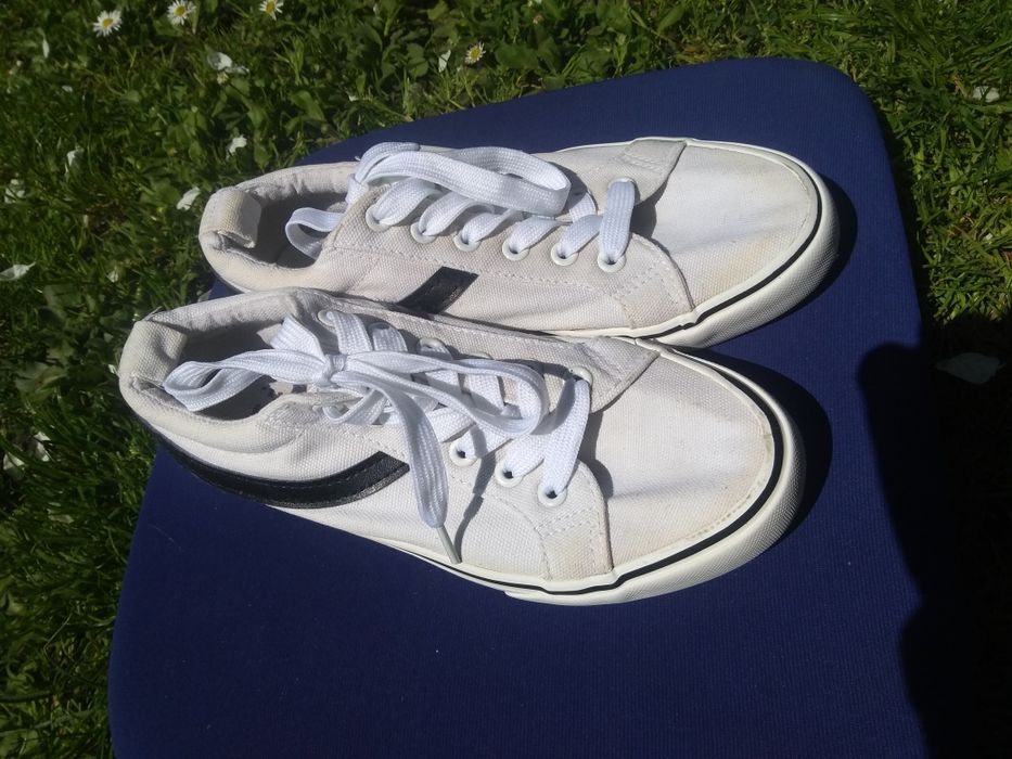 Białe uniwersalne trampki Primark