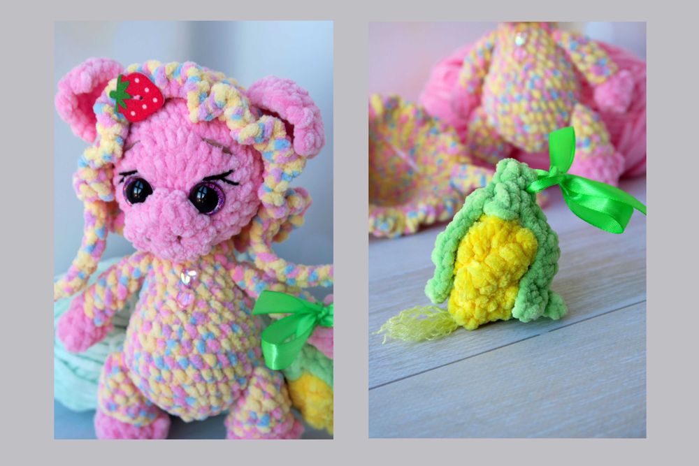 В'язана кольорова свинка в чепчику та з кукурудзою