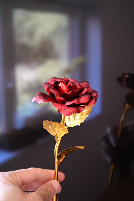 Rosa Decorativa Vermelha e Dourada