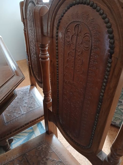 Mesa e 8 cadeiras com 80 anos