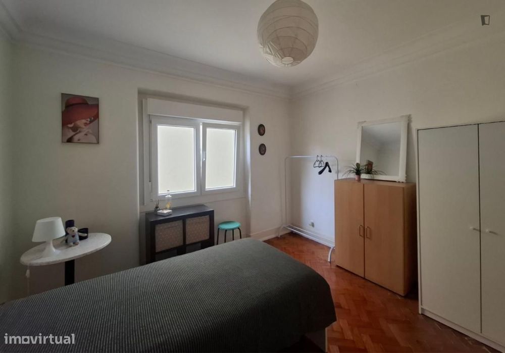 Quarto - localizado em Campolide Lisbon