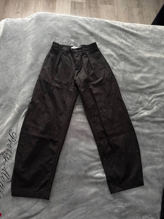 Жіночу брюки чорного кольору