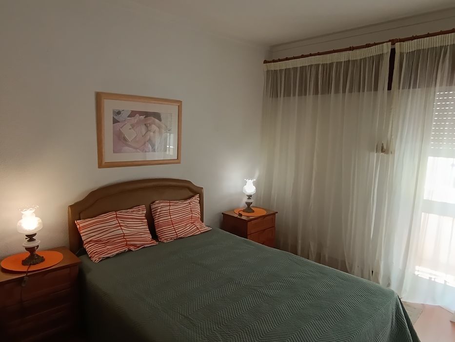 Apartamento T1, a 200 m da praia de Costa da Caparica, com varanda para a principal rua de comércio e restauração. Disponível em Setembro.