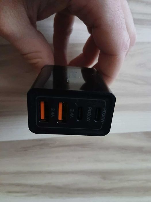 Dwie kostki do ładowania USB + USB-C czarna i biała (4 wejścia)