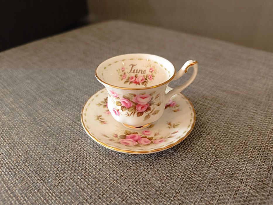 Chávena Coleção Royal Albert Bone China "June"