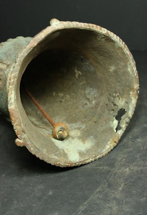 Escultura em bronze Sinete de cerimônia real, militar Benin séc xvi