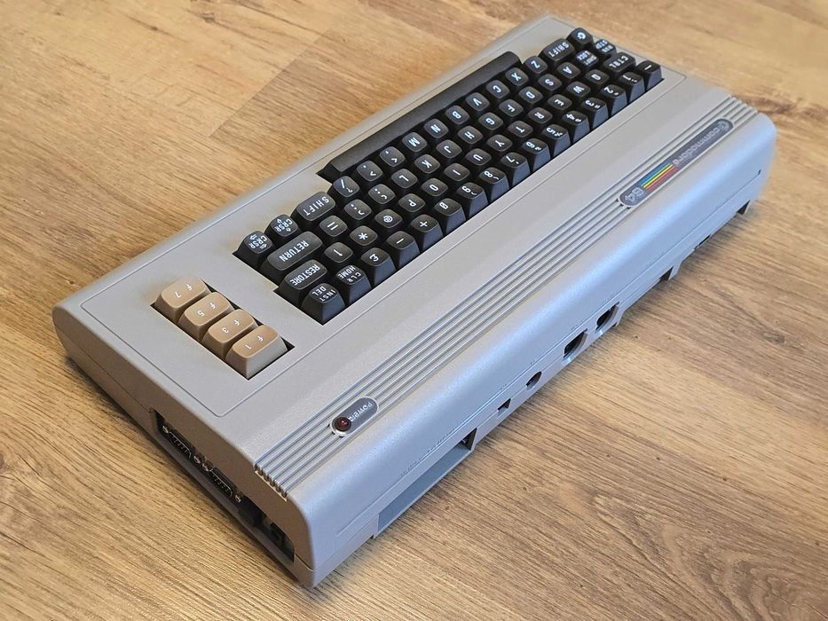 Commodore 64 Ultimate C64U beżowy