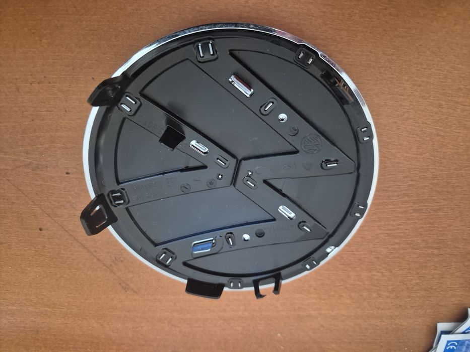 emblemat VW przód – nowy OEM – Passat / Golf / Arteon / Tiguan