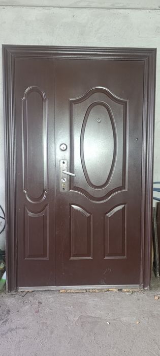 Продам б/у полуторні двері.