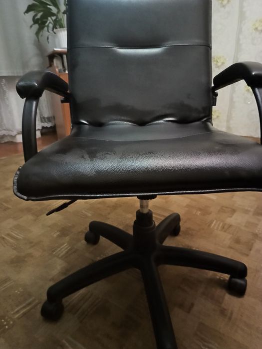 Стілець, крісло комп'ютерне.