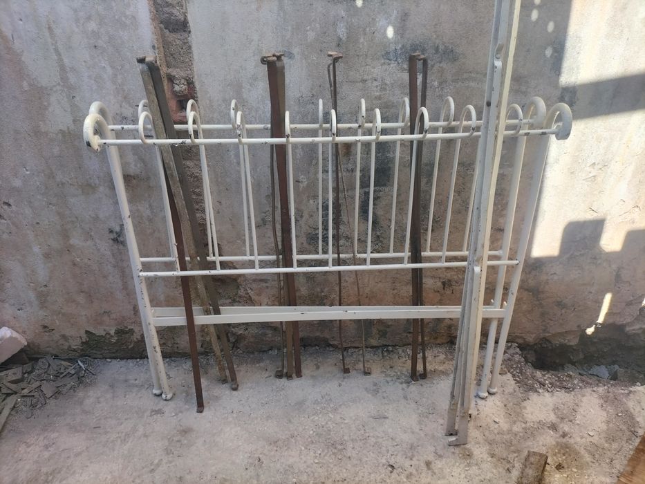Cama metálica para fazer dois bancos de jardim