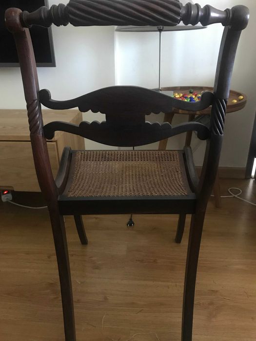 Cadeira muito antiga em pau santo e palhinha