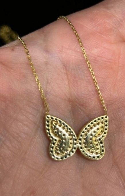 Colar de prata dourada com borboleta