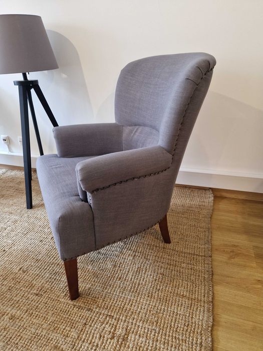 Senhorinhas e mesa de apoio