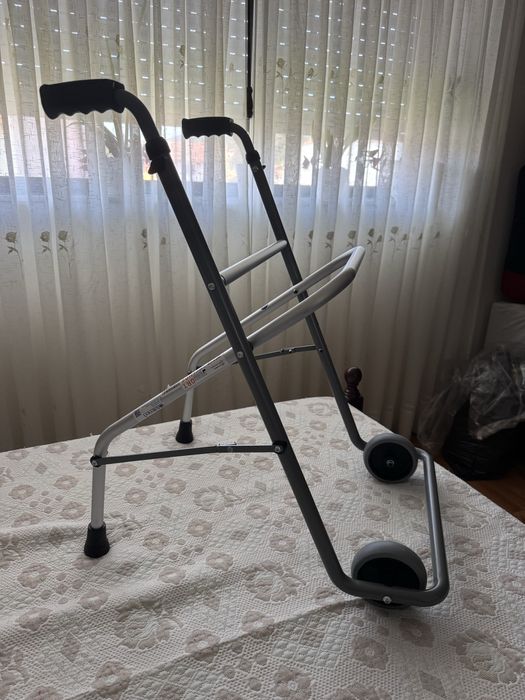 Vendo andarilho praticamente novo - ortopedia