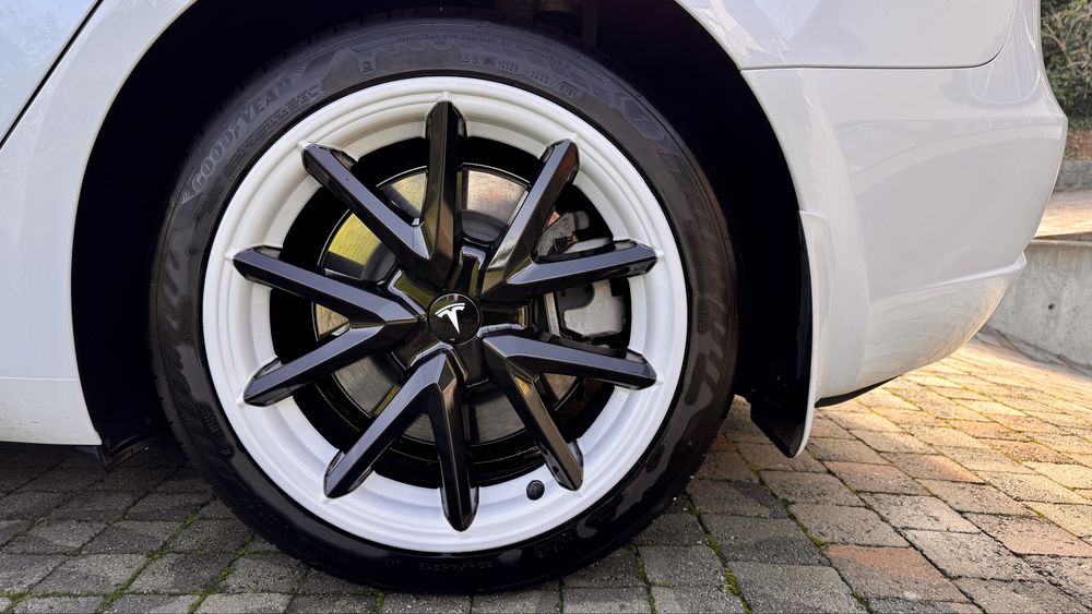 Tesla Model 3 18" black - white wheel trims. (Not Highland)
