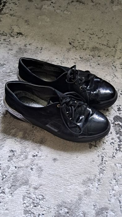Шкіряні туфлі, кросівки  р.40