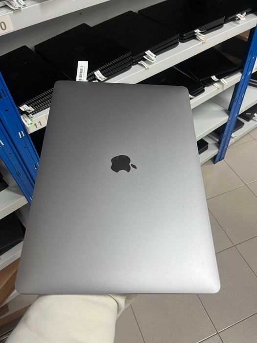 MacBook Pro 15" 2018 i7 16GB 500GB SSD Radeon 555X