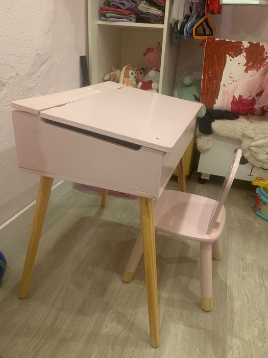 Cadeira + mesa com arrumação criança