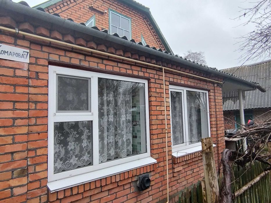 Будинок цегляний на березі річки ліс поряд   Н