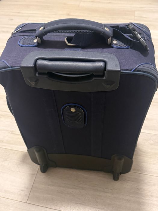 Валіза подорожуючим