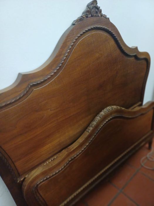 Cama antiga com entalhados floreados