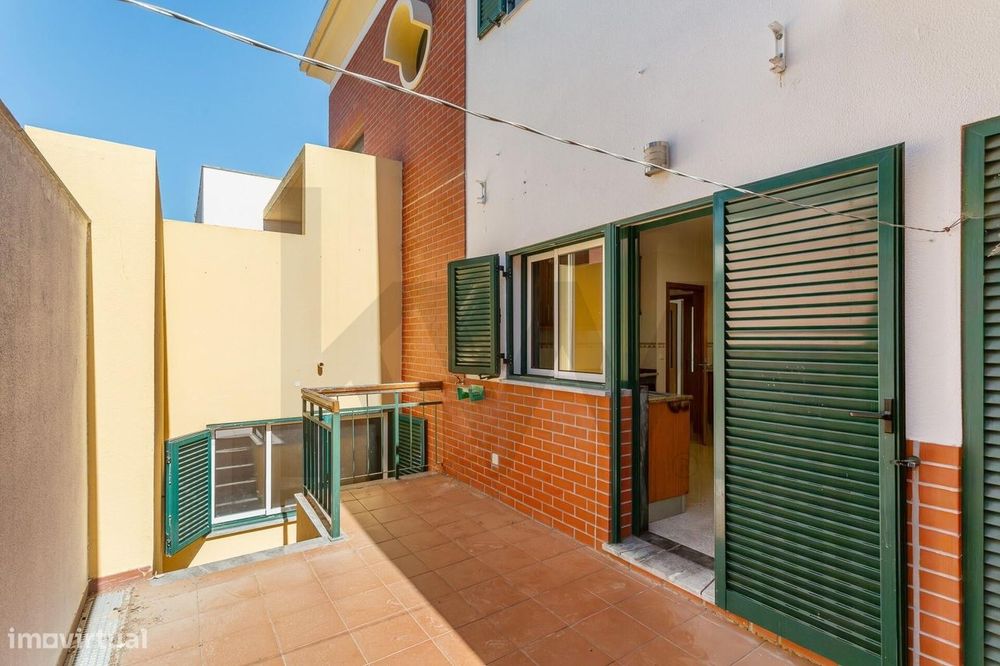 Moradia T4+2 com Jardim e Piscina para Arrendamento, junto ao Oeiras G