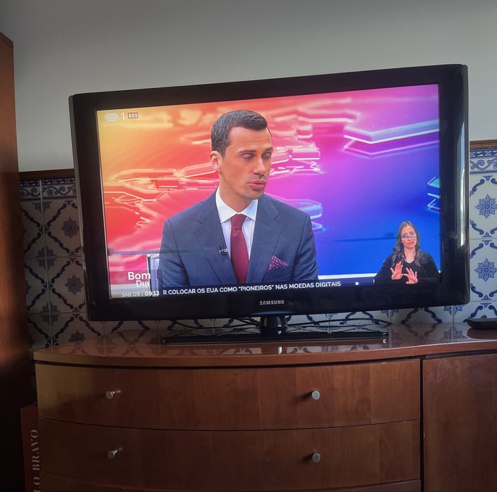 TV Samsung LE40N87BD – 40” Full HD – Com ligeira linha no ecrã