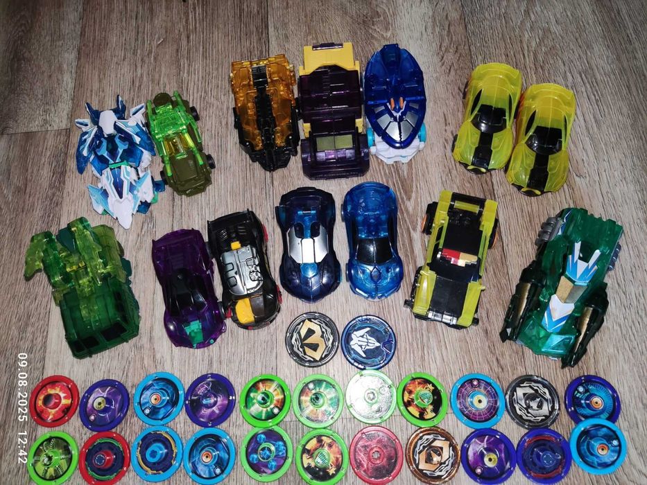 Продам машинки-трансформери  від бренду Screechers Wild