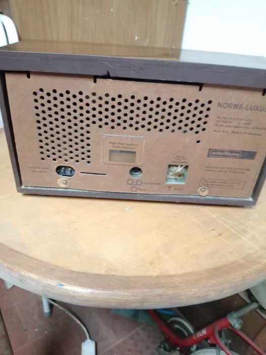 Rádio NORMA-LUXUS antigo num estado imaculado
