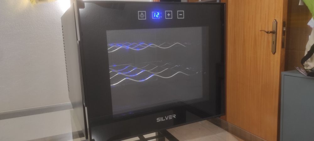 Cave de vinhos refrigerada  da marca SILVER