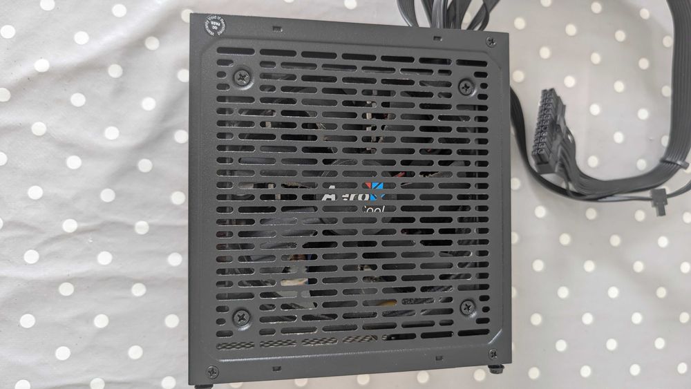 Fonte de Alimentação AeroCool Lux 550W 80 Plus Bronze (Com Caixa)