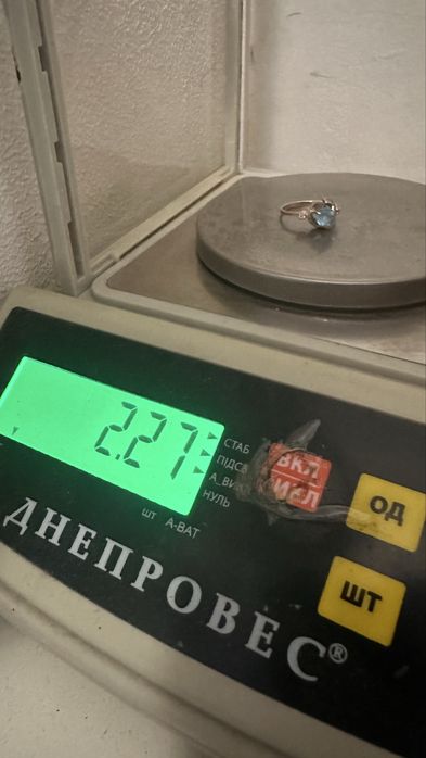 Кольцо золотое с топазом 585, р. 18, вес 2,27 грамм