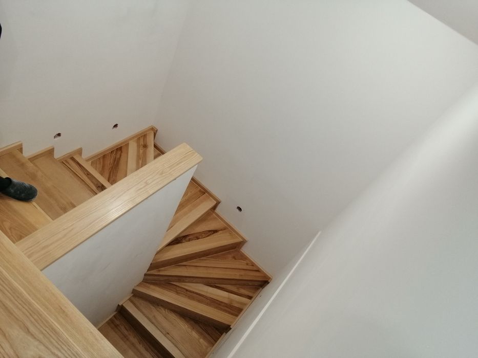 Schody drewniane policzkowe i na beton remont balustrada stal