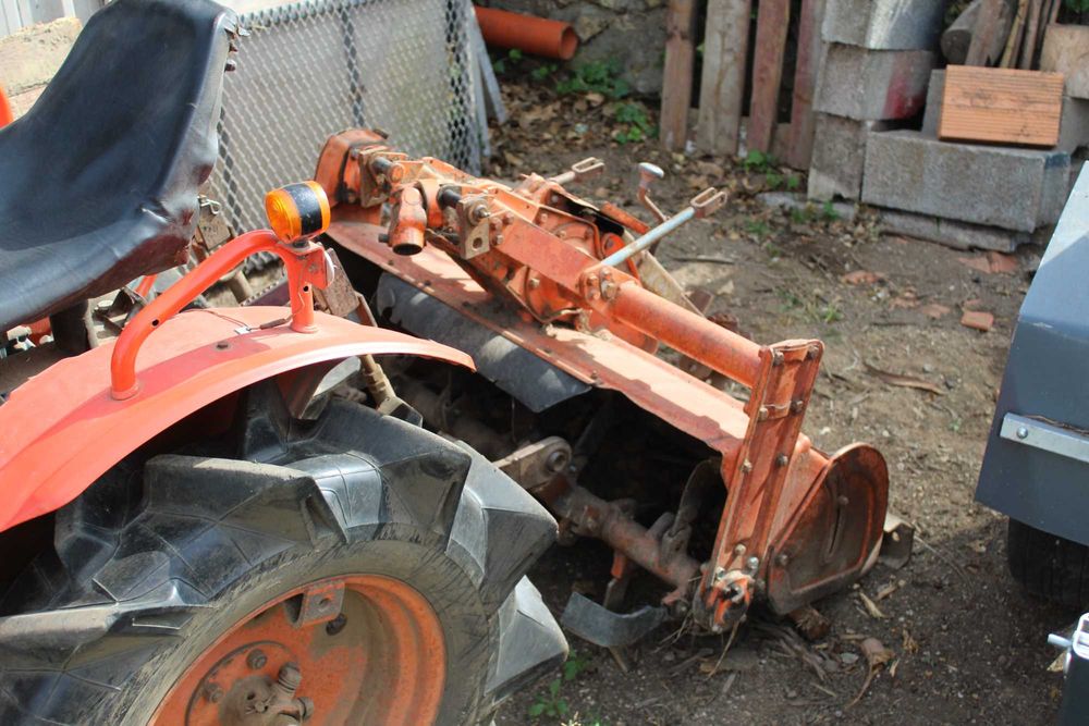 Kubota B7000 com frese incluída. Tudo a funcionar a 100%. Não tem matrícula
