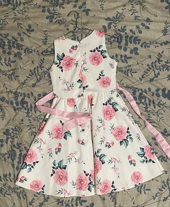 Гарне дитяче плаття на дівчинку